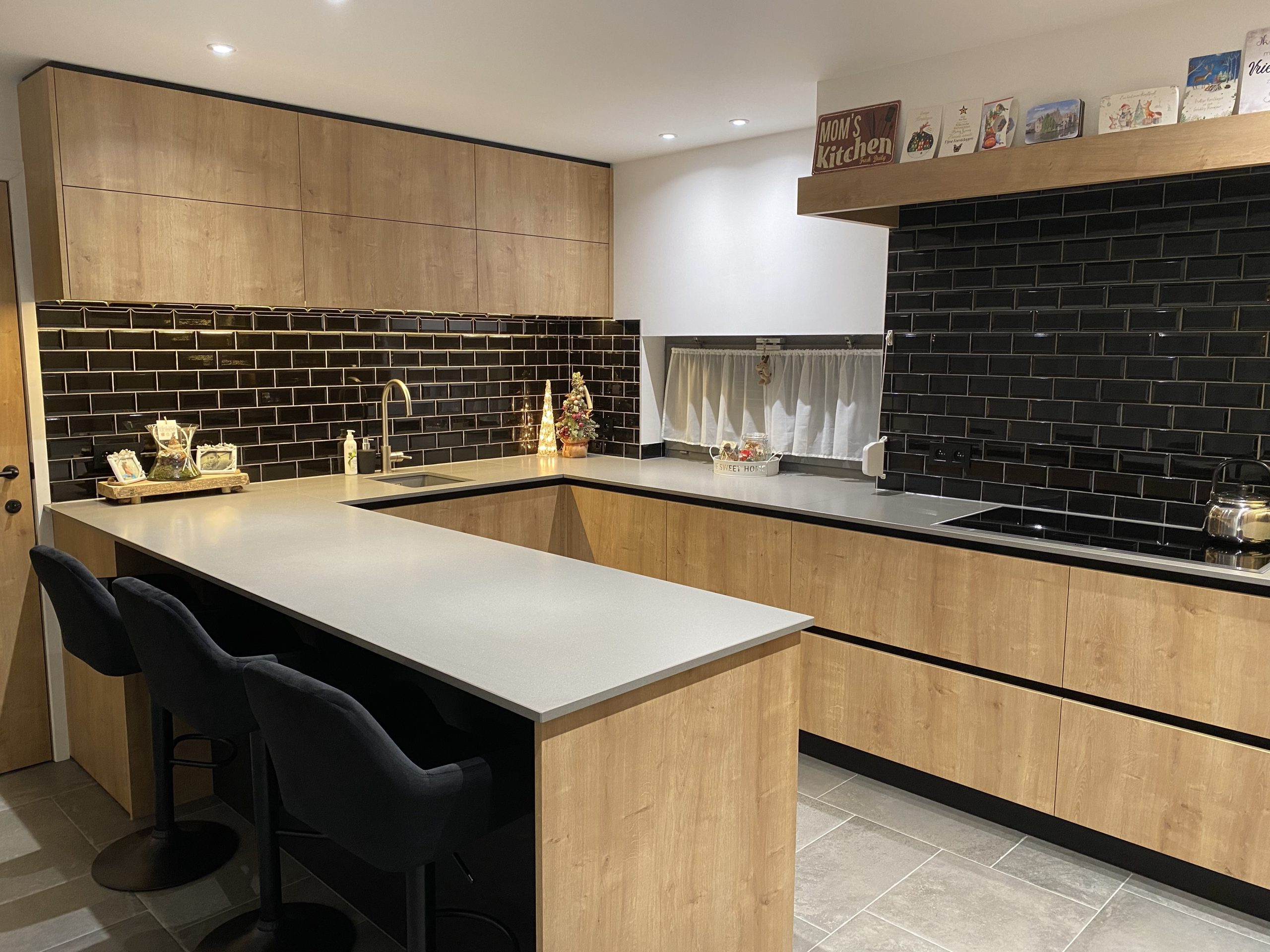 JB-Interieur Keuken in Houtkleur met zwarte details